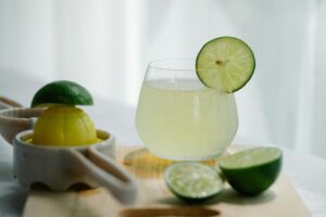 Faa’iidooyinka Caafimaad ee Liin Dhanaanta (Lemon)