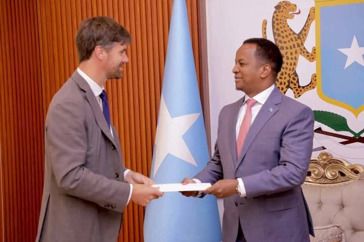 Wasiirka Arrimaha Dibadda Soomaaliya oo Nuqul Ka Mid ah Warqadaha Aqoonsiga Danjirannimo Ka Guddoomay Safiirka Cusub ee UK
Muqdisho, 24 May, 2025